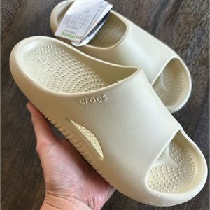 Crocs Mellow Slide in bone sz 5/7 NWT